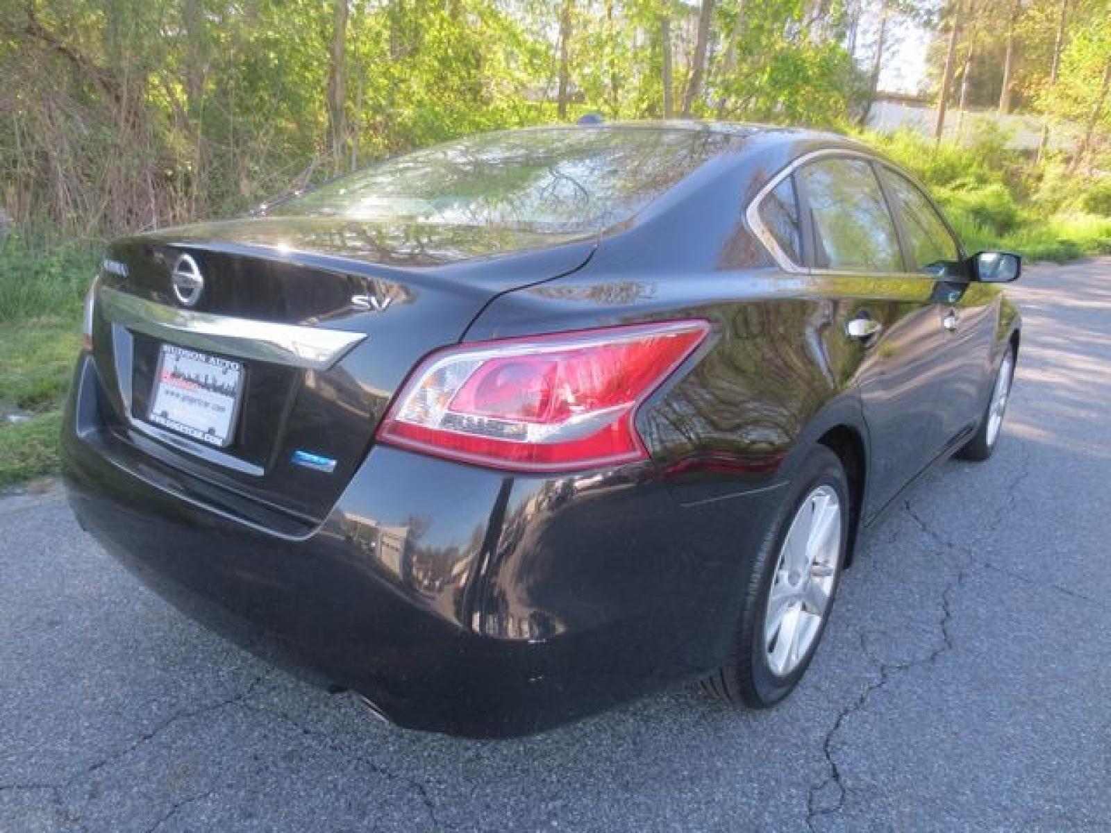 2013 Black /Beige Nissan Altima SV (1N4AL3AP7DN) with an 2.5L L4 DOHC 16V engine, Automatic transmission, located at 270 US Route 6, Mahopac, NY, 10541, (845) 621-0895, 41.349022, -73.755280 - Photo #3
